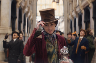 Timothée Chalamet sa predstavuje ako Wonka v traileri rovnomenného čokoládového filmu