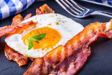 Recept na hemendex: Sýte raňajky z vajec a šunky. Zapojte i kreativitu