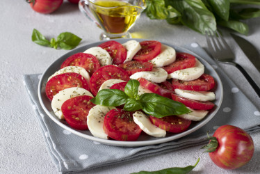 Recept na Caprese a jeho moderné obmeny: Taliansky šalát, ktorý neomrzí