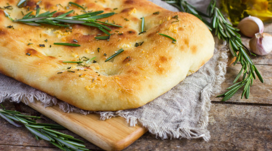 Focaccia – ani chlieb, ani pizza. Prinášame recept na túto legendárnu taliansku pochúťku