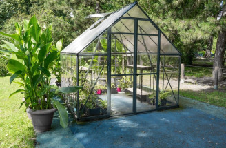 Budovanie základov pre skleník: Ako vybrať správny typ a čo zohľadniť
