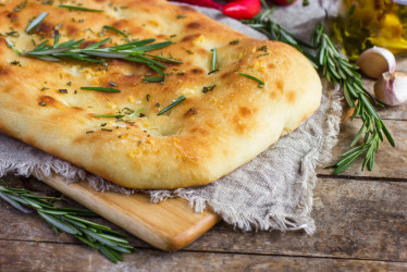 Focaccia – ani chlieb, ani pizza. Prinášame recept na túto legendárnu taliansku pochúťku