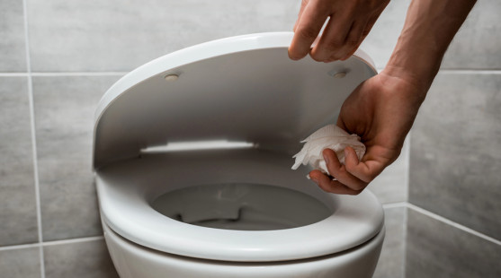 Týchto 9 vecí ľudia často splachujú do toalety. Prečo je to problém?