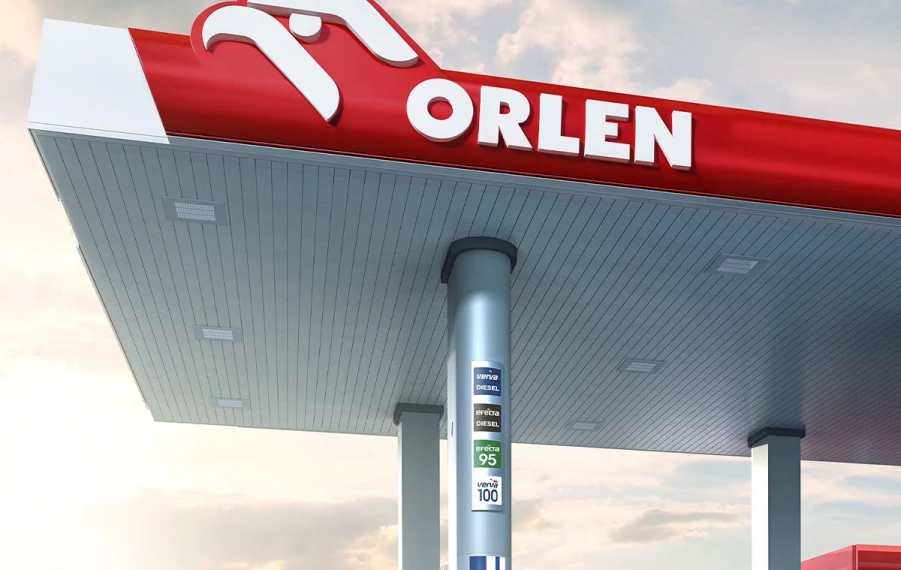 Moderná čerpacia stanica ORLEN na východnom Slovensku pri hlavnej ceste, s autami pri stojanoch a pozadím, ktoré láka vyraziť na výlety po okolí.