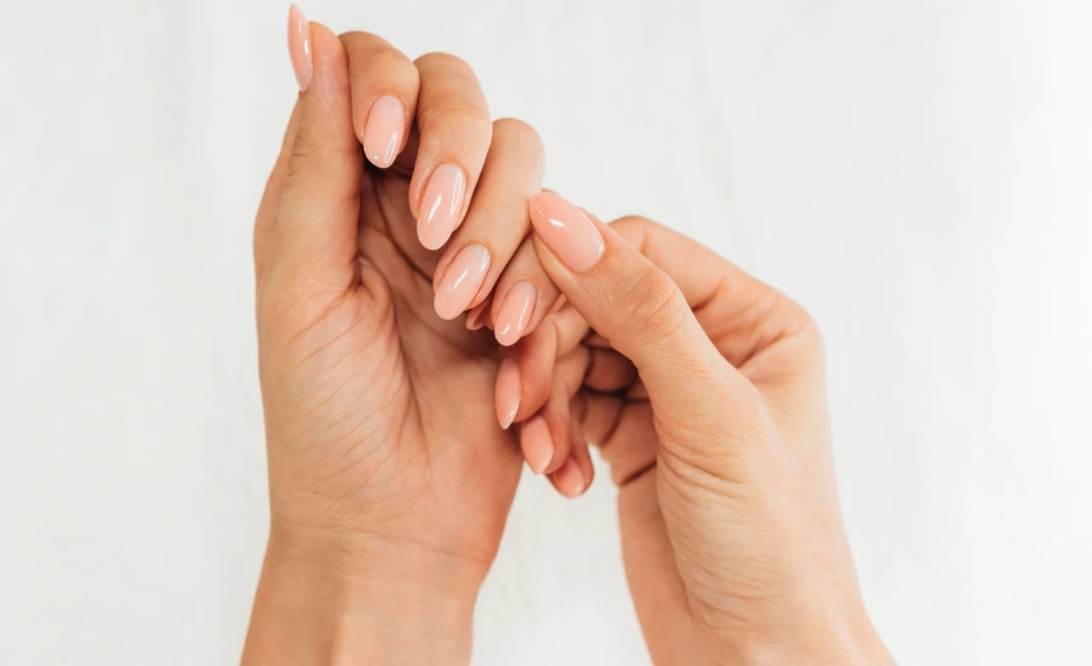 lychee nails 2026 v jemnom mliečnoružovom odtieni